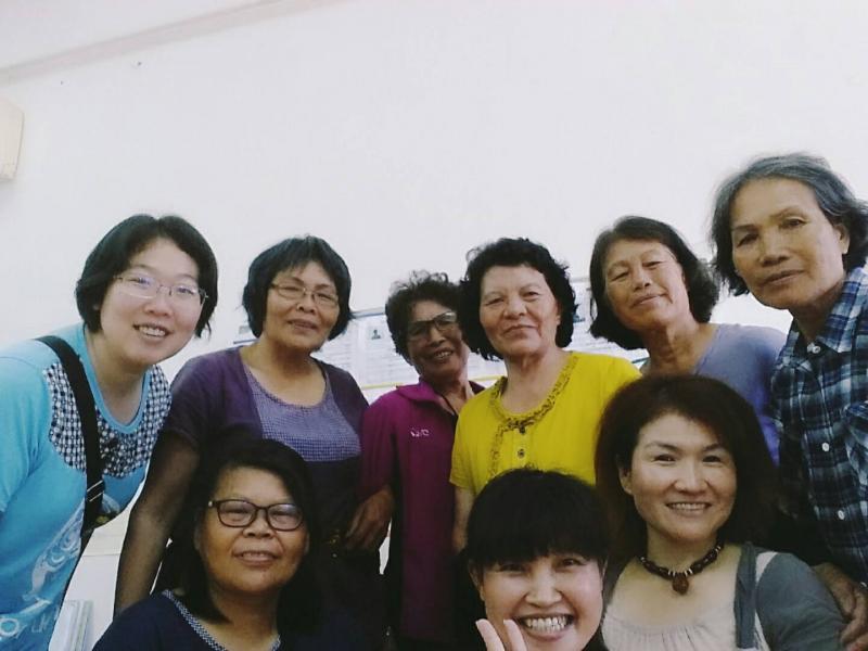 不用投錢也能唱歌,不斷搜尋著老歌,從小聲哼唱,進而握起講師準備的麥克風, 很有自信的唱,學習動力總在不知不覺中蔓延著。