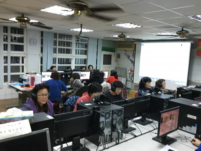 學員們在課堂中聽講師上課，認真地學習，聽完也自己操作電腦，讓步驟記在腦海中。一步步來完成作品，並於學員們分享。