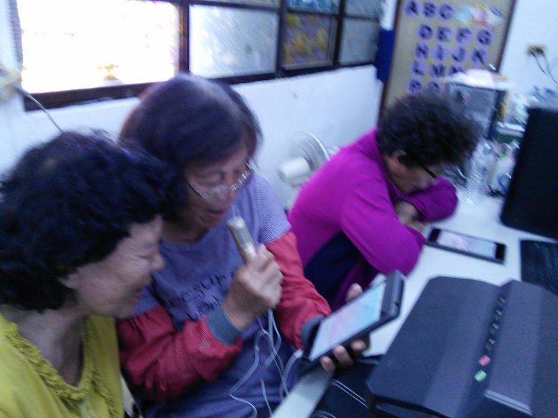 女班學員們從陌生到熟悉,成功完成,過程中還有跨區聽見喜歡的歌曲還一起合唱