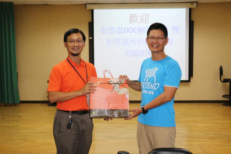 吳建邦校長與江季翰老師合影