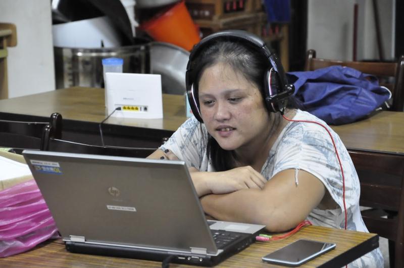 ，像我原本一竅不通的電腦，在 DOC 的課程中我學習了怎麼錄一首自己喜歡的歌，在臧老師的教導下