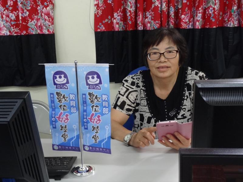 今天上課我揹著孫子 一起來上課。