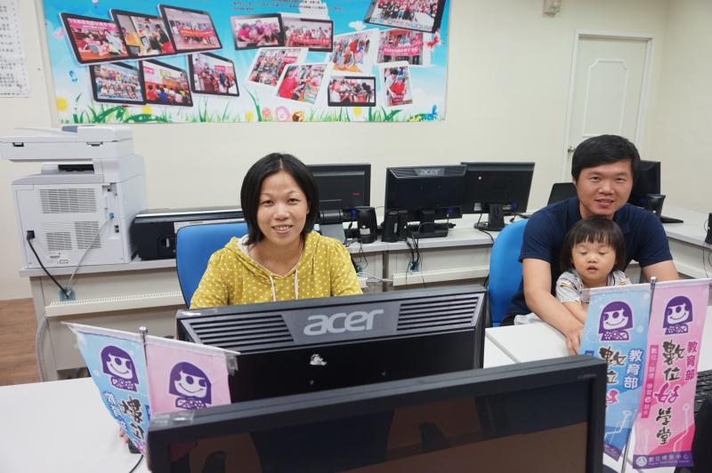 學員邱淑玲帶著老公與小孩來數位機會中心學習電腦
