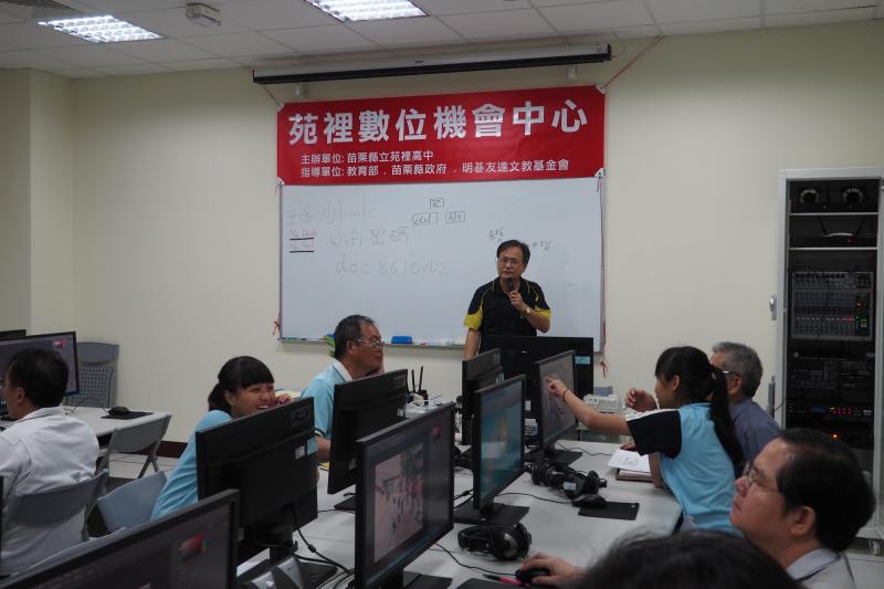 老師認真講課，學員認真聽課
