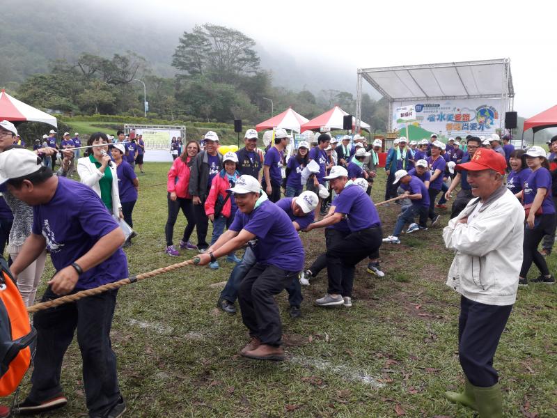 村隊伍拔河競賽