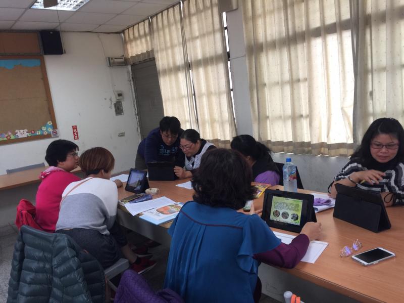 學員操作平板電腦