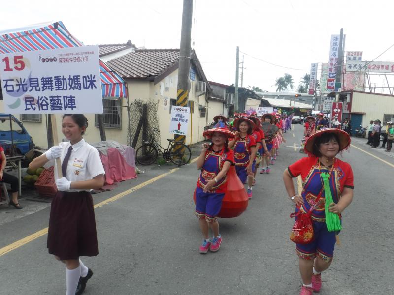 佳冬鄉石光媽媽充分表達其六堆客家文化的服裝與舞蹈