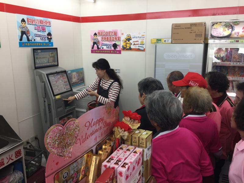 講師在超商內實際教導學員如何使用機台