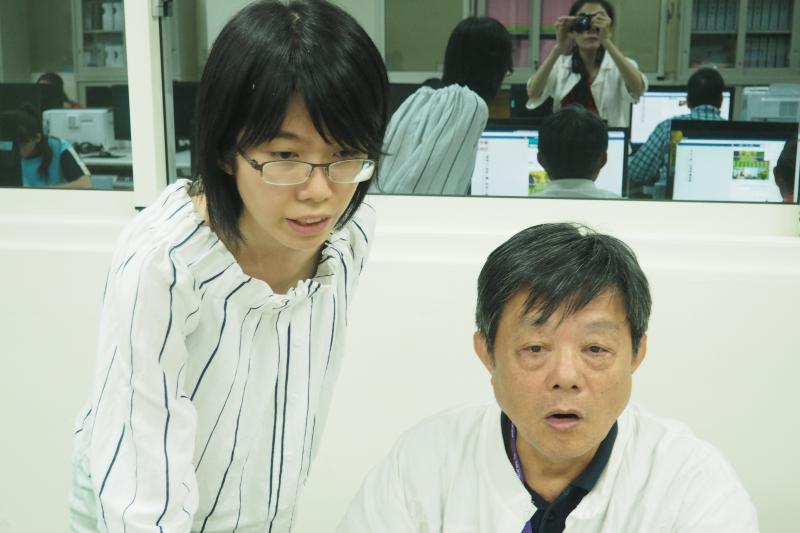 老師耐心地指導學員