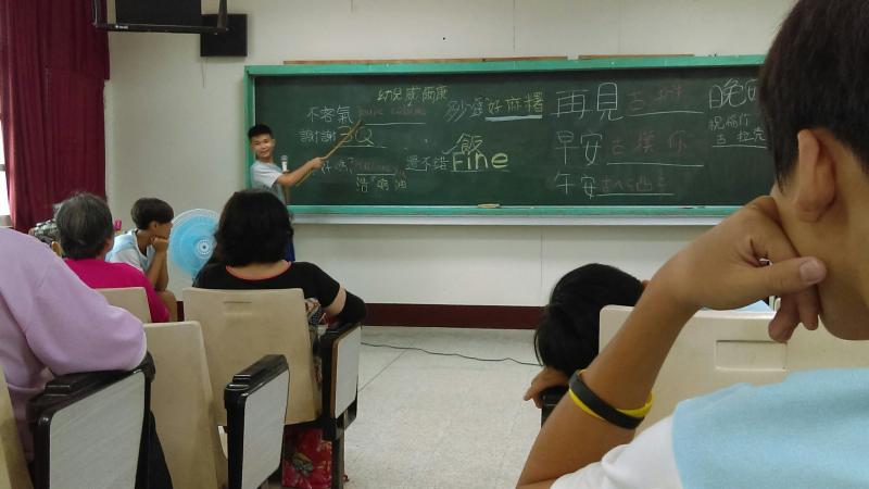 除了讓學生上台體驗當老師的感覺，也希望學生回家能跟家中長輩多點互動