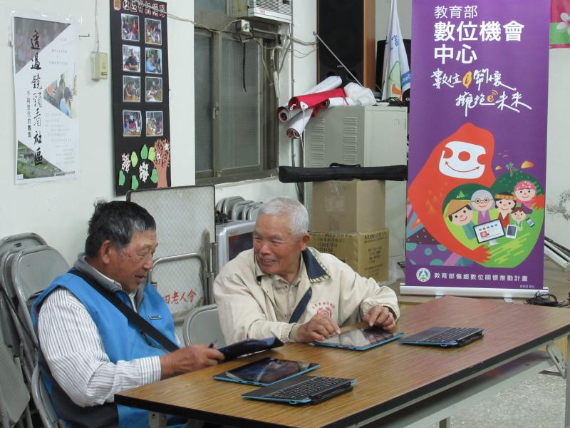 長輩學習平板的使用方式