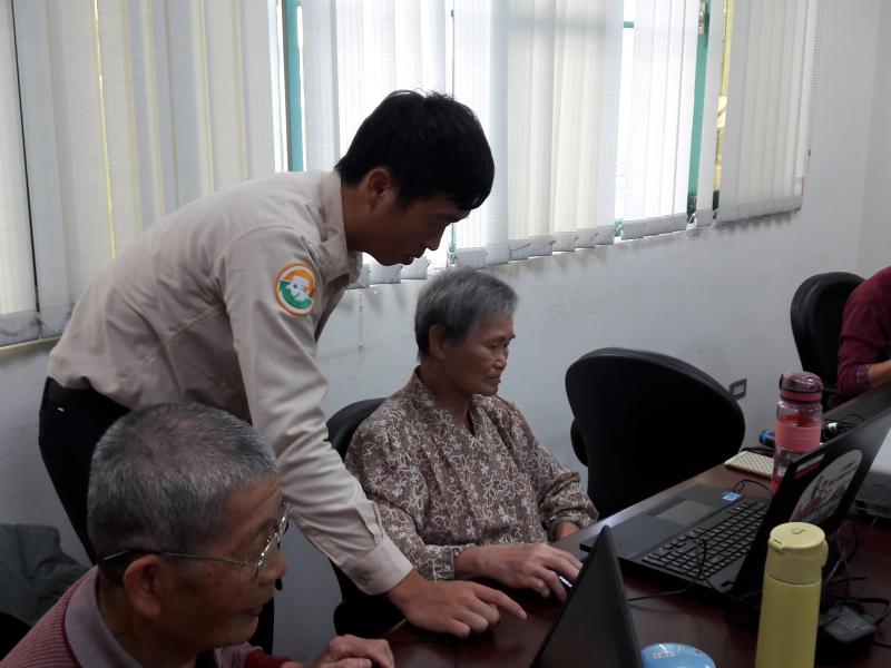 我的替代役服務工作地點不只在學校，因為大湖國小設置了番路數位機會中心，所以經常與駐點偉文一起到不同社區幫忙上課。