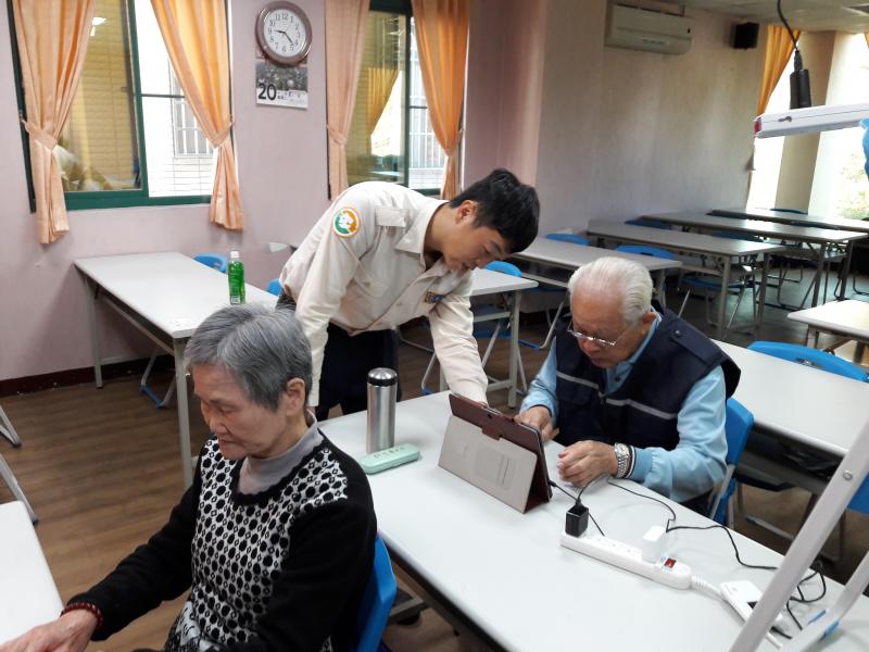 一開始對於老人家學平板這件事覺得很有趣，平板不是大家都會的嗎?  後來跟著協助上課才發現，這些長輩們比我讀書時候還認真，讓我很佩服