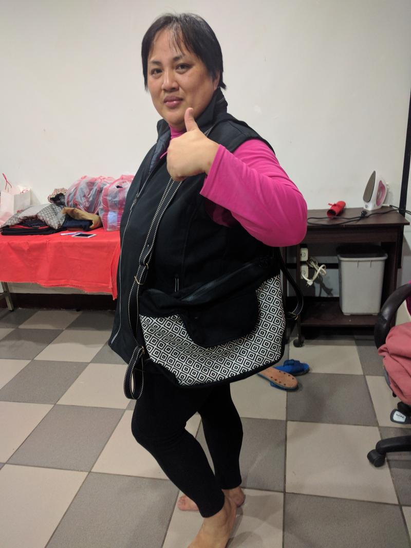 編織課老師卻從不厭煩，總是細心而耐心的教導我們，每堂課都是歡笑中結束。