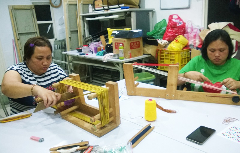 學員都是泰雅部落的族人，從青壯年到老年人都有，現場更有幾對婆媳一起參加，成為泰雅編織班的同學，共同傳承泰雅婦女的好手藝，氣氛溫馨而有趣。