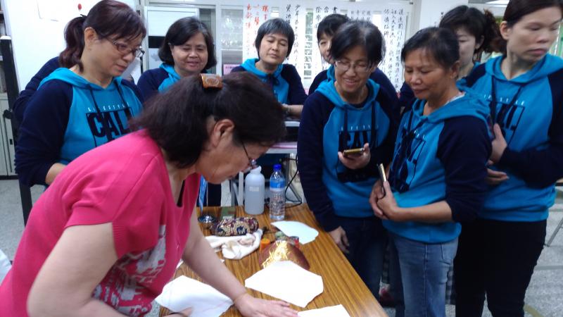 講師帶領學員製作料理