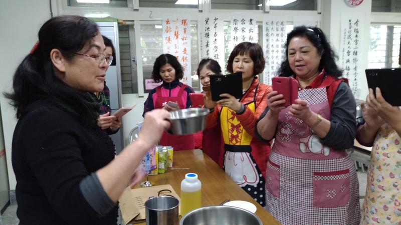 學員拍攝料理的製作過程