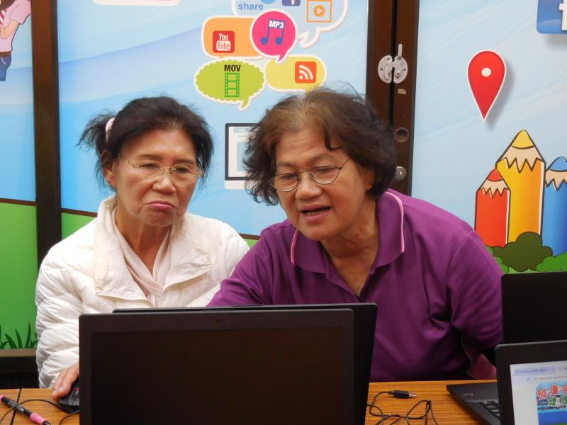 學員實際拿起平板拍出美麗照片