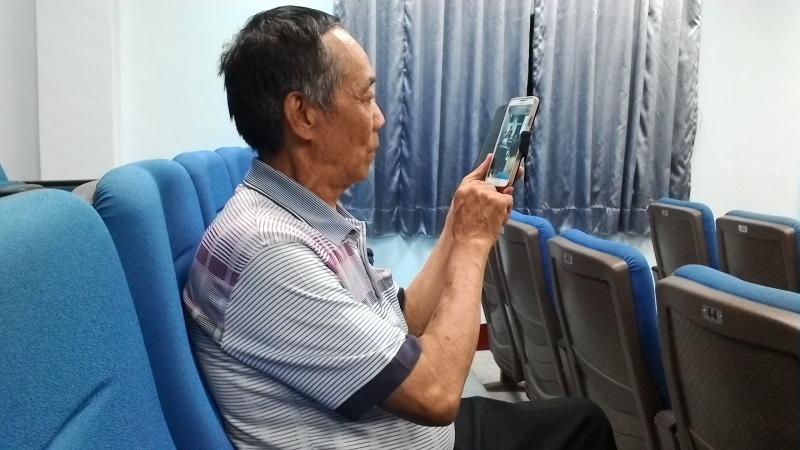 講師指導學員使用平板