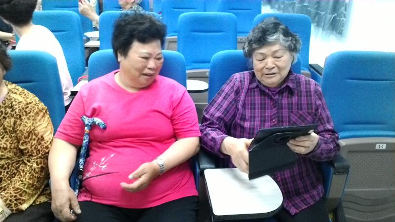 長輩使用平板的狀況