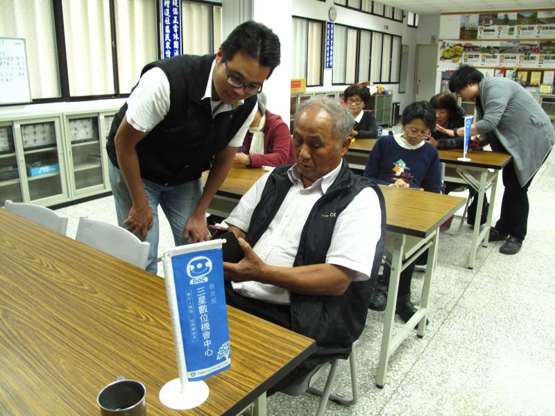 邱專員協助長輩學習使用wifi