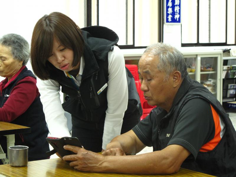 另外一位林專員也熱心幫忙學員學習