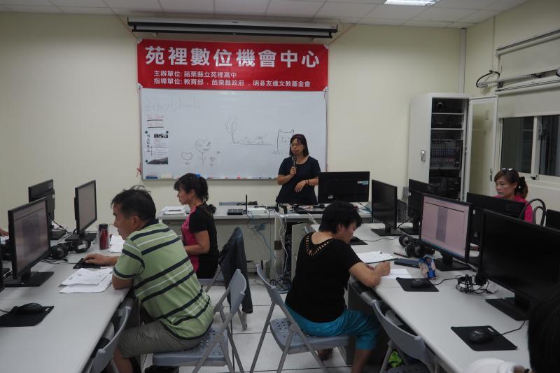老師教導學員使用photocap軟體操作