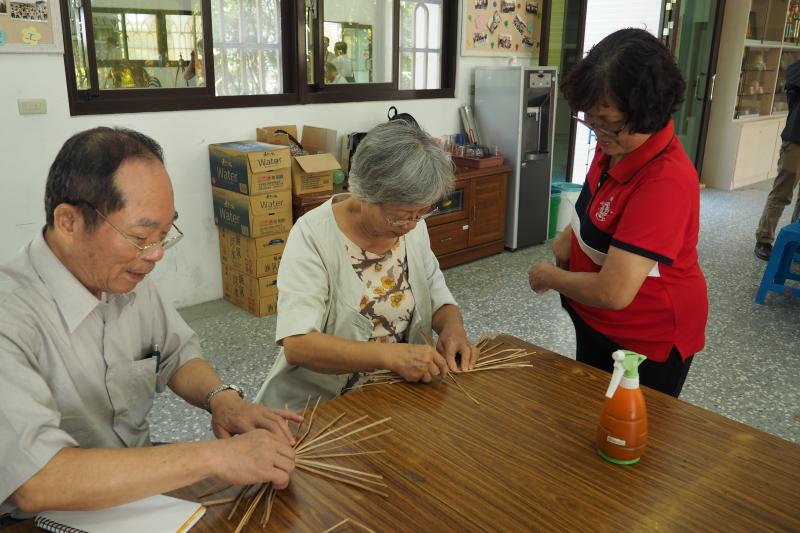 學員們正在藺草編織杯墊喔