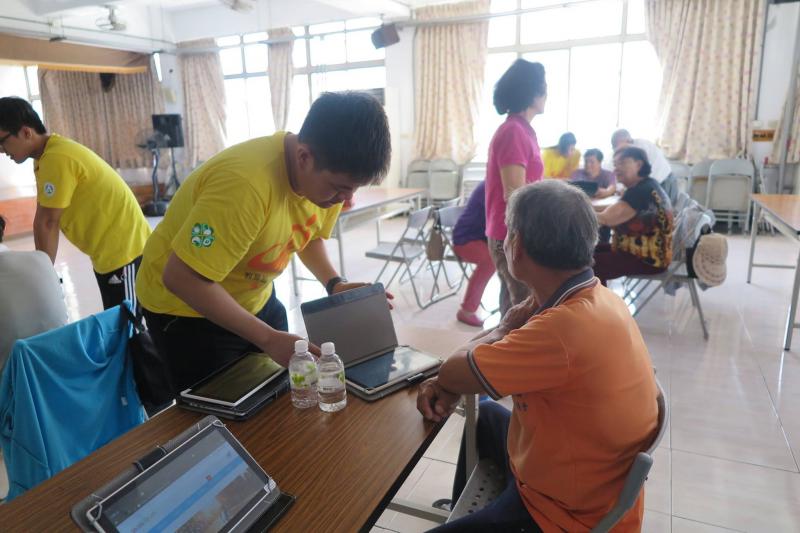 志工為長輩解說平版如何操作