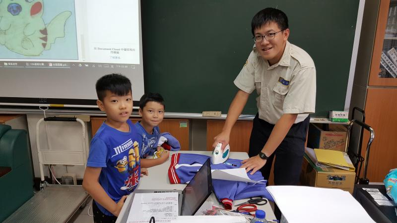 發生時間：2017年8月8日
發生地點：水里數位機會中心
雖然水里數位機會中心沒有熱轉印的機器，但是資訊替代役想到可以使用熨斗熨燙的方式，讓水里國小的學生們也可以體驗熱轉印，這一天大家將二手衣服帶過來，在電腦設計圖案，用熱轉印紙列出圖案，在