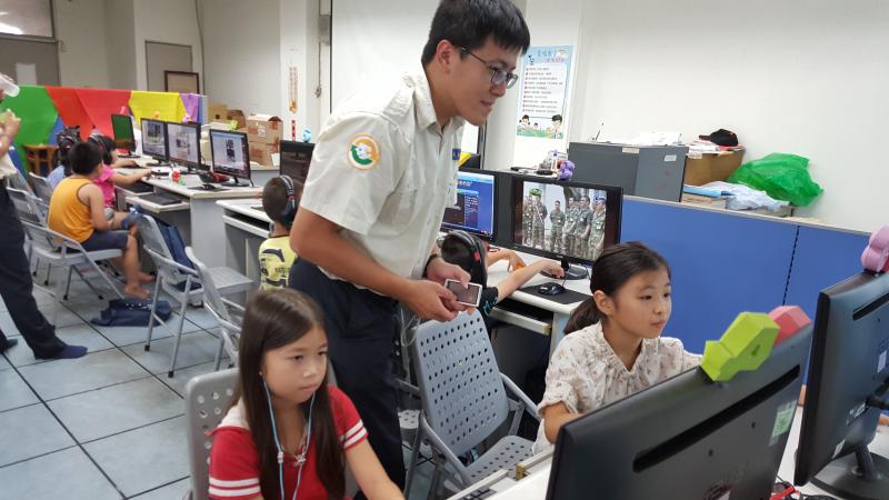 發生時間：2017年8月9日
發生地點：水里數位機會中心
水里數位機會中心開設的暑期課輔班，這次由資訊替代役來教導學員們設計商品海報囉~
利用Fotojedet網站設計商品海報，透過簡單的操作及指導方式，讓學生們也可以容易的上手，完成屬於自