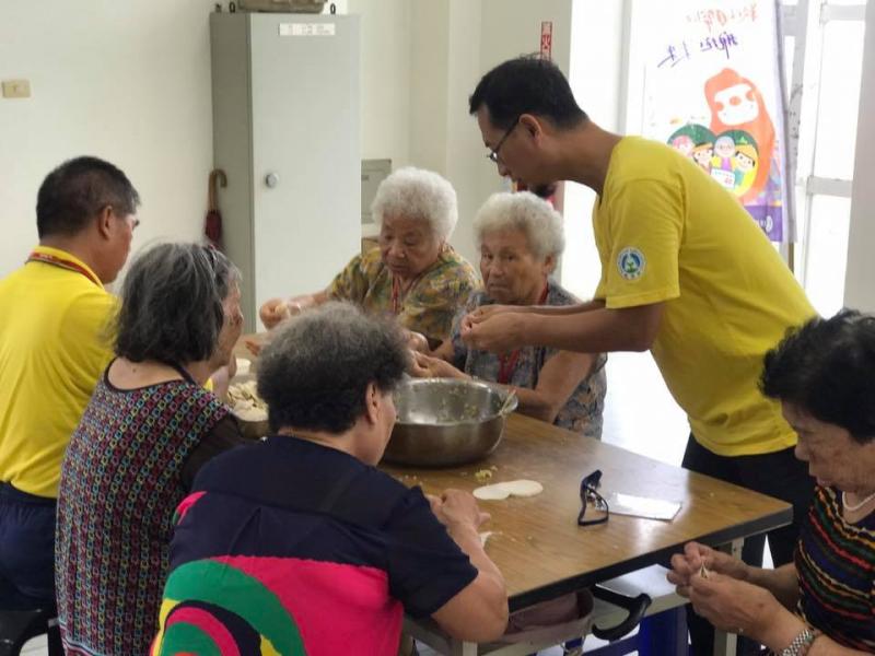 跟長者一起體驗包水餃的樂趣