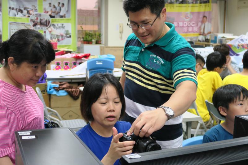 時間:106/05/23
地點: 集集DOC
活動內容:
喜歡攝影的學員們齊聚一堂，一同來學習單眼相機的使用。老師先從相機的基本操作開始介紹，認識相機功能。老師也帶學員們認識拍攝技巧與構圖，也示範了簡易的圖片處理技巧，學員們也實際操作單眼相