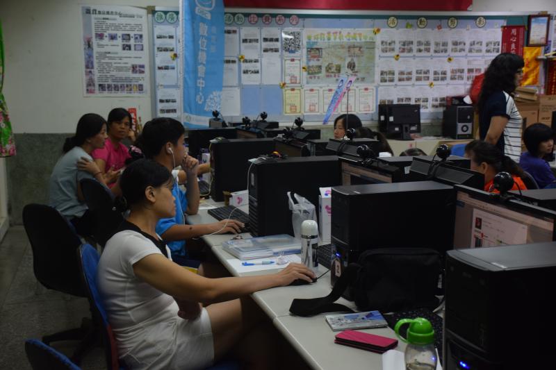 學員認真編排自己作品圖案