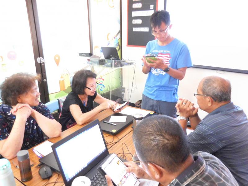 講師操作手機分享給學員參考