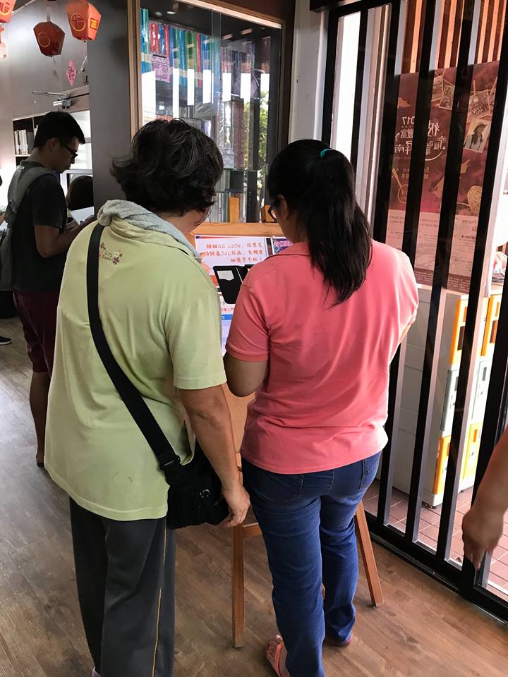 館員教導民眾如何操作手機