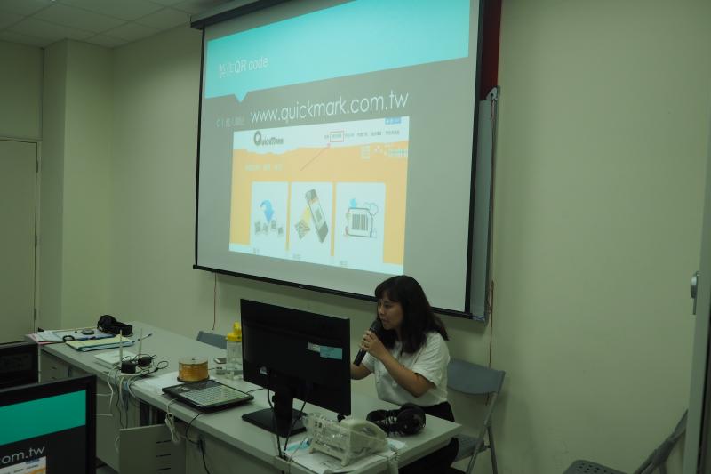 老師講述課程相關內容