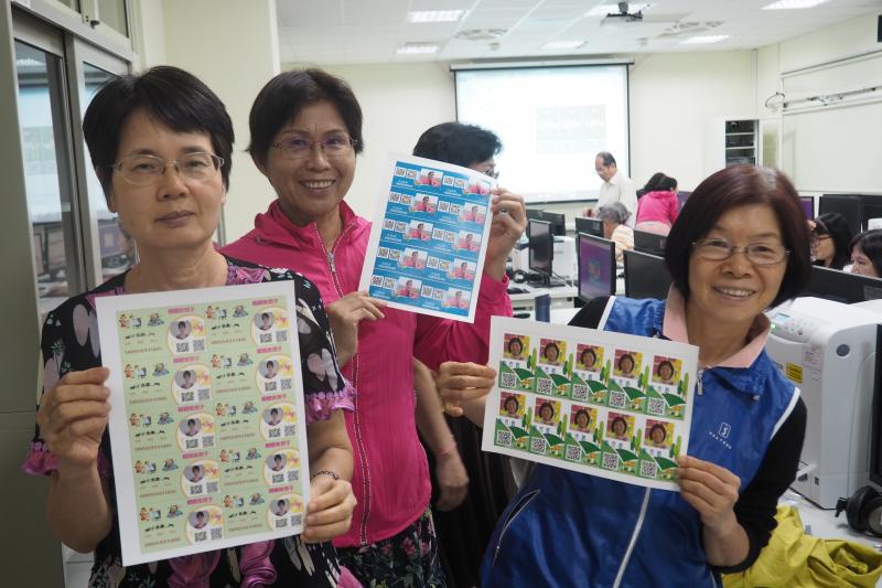 學員展示自己製作的名片