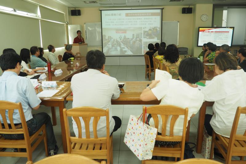 大家專心聆聽簡報者的介紹說明