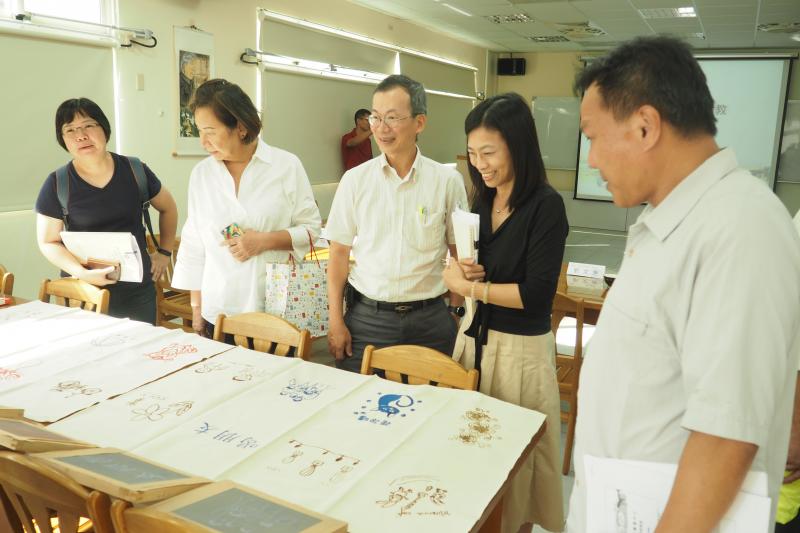 訪視委員和相關DOC團隊欣賞學員作品