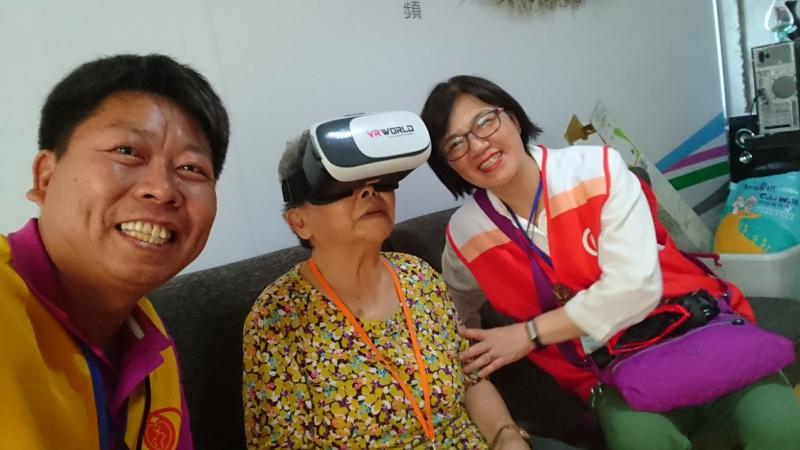 長輩體驗VR設備，將眼罩戴在面前