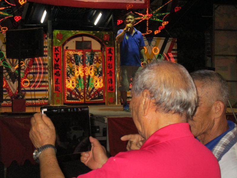 村長與民眾說明平板的功能性