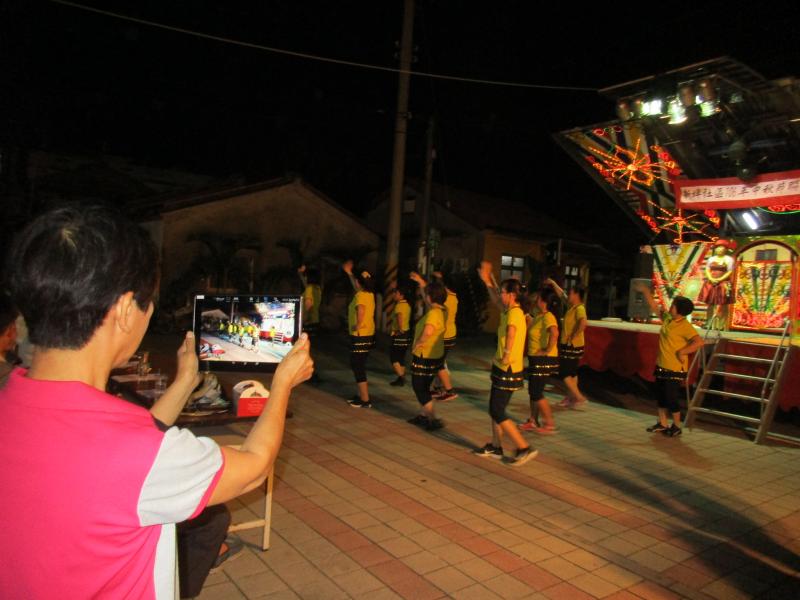 民眾試玩平板攝影功能