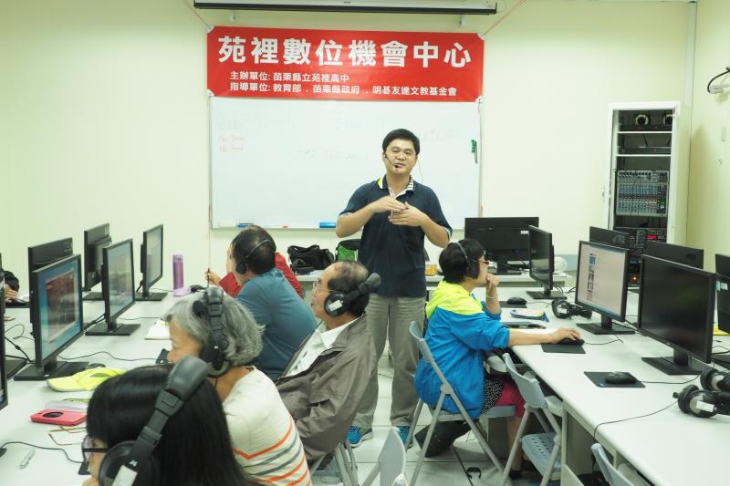 老師說明課程相關內容