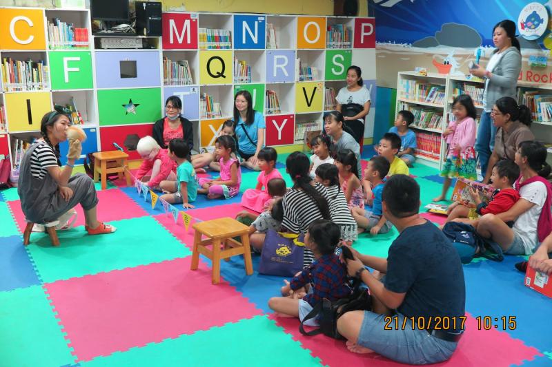 講師利用布偶生動的吸引小朋友的注意