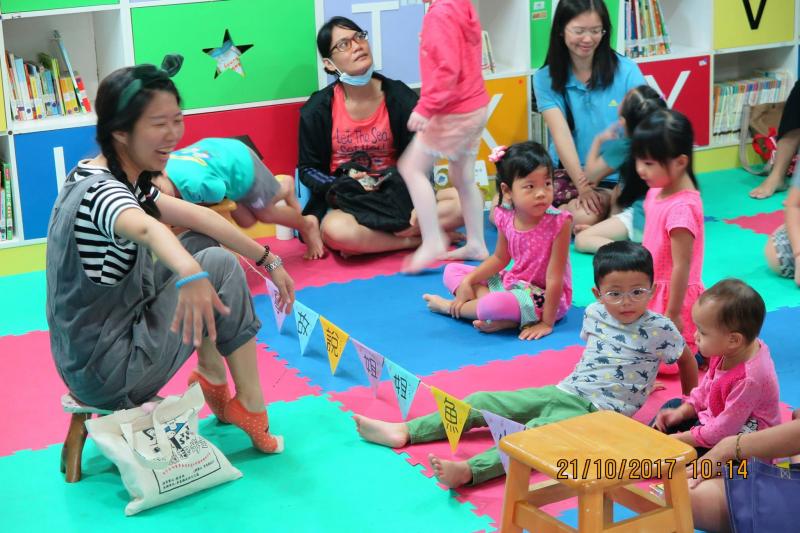 講師請小小朋友看圖說故事