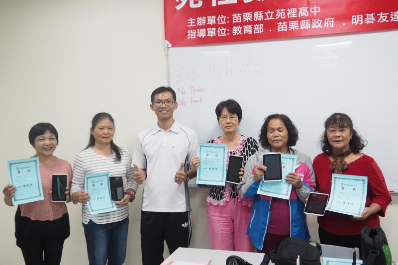 老師頒發獎狀及獎品，給予勤勉向學的五位學員們