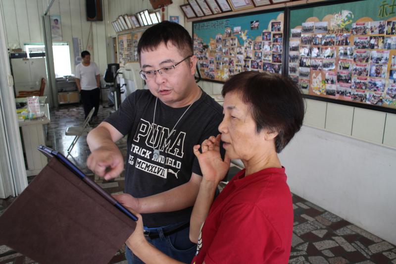 講師陳怡其於課堂中，
協助學員使用平板操作。
