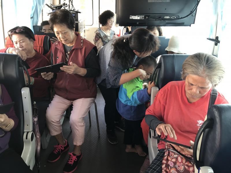 我們開始當低頭族  滑向網路的世界