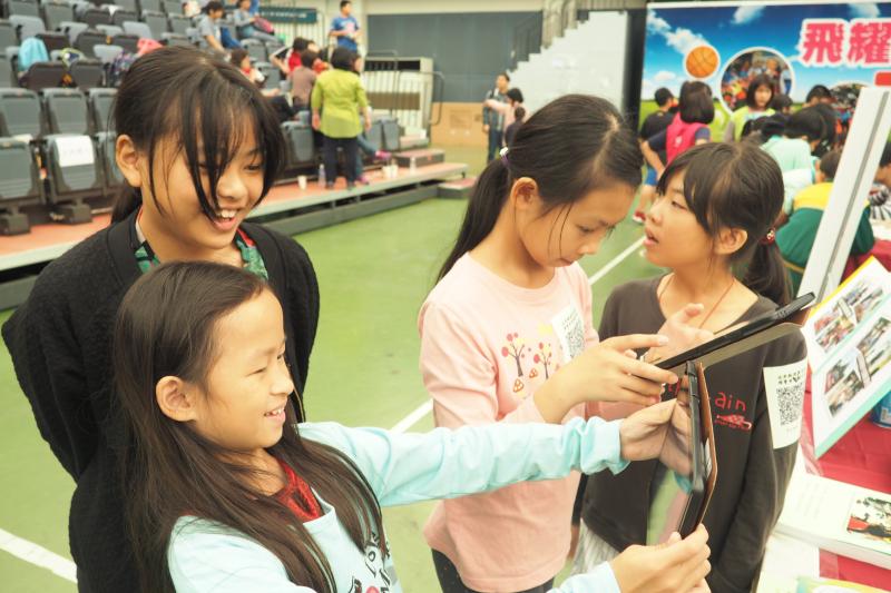 小朋友進行闖關遊戲，很開心喔